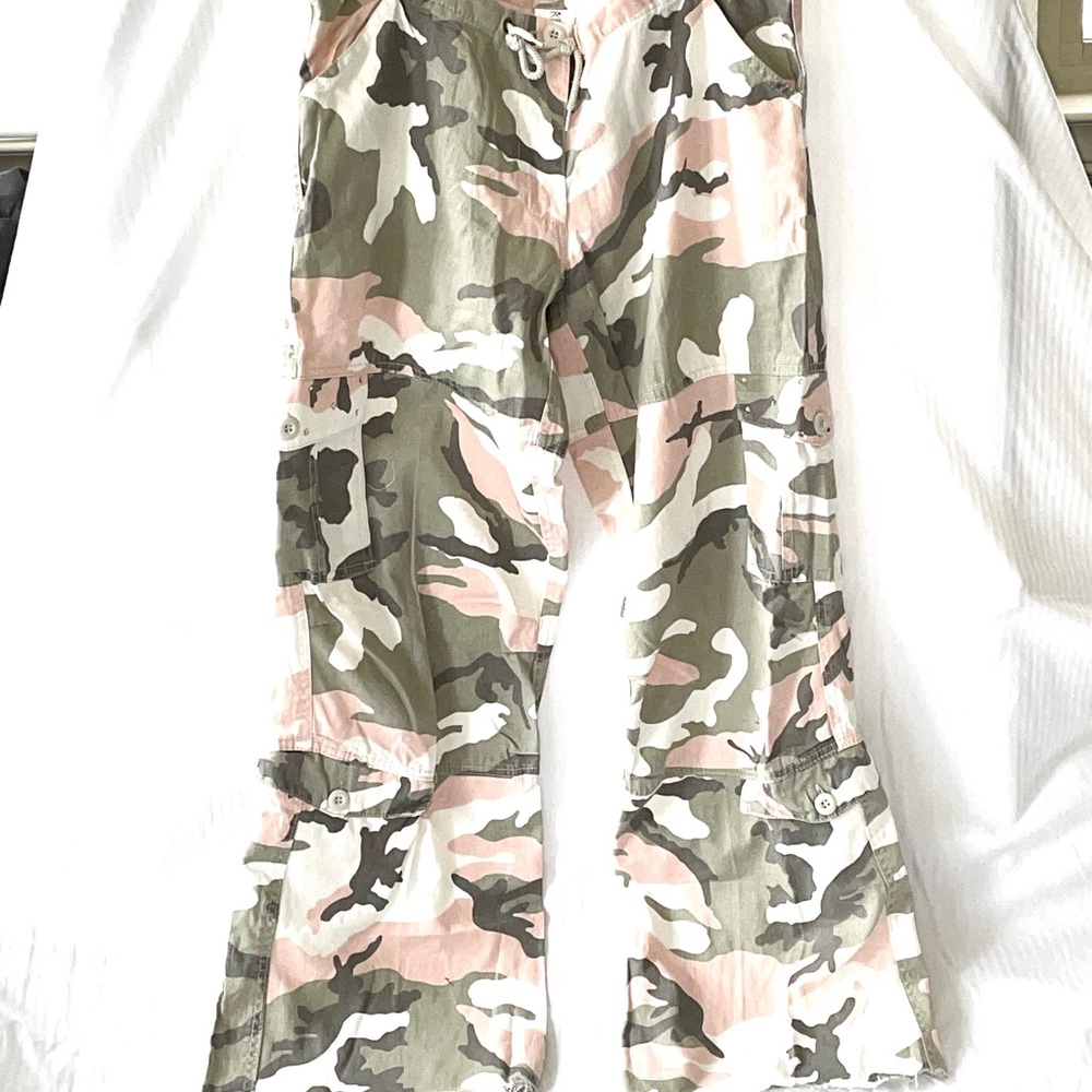 Swarovski crystal embellished women’s camo cargo pants (New)